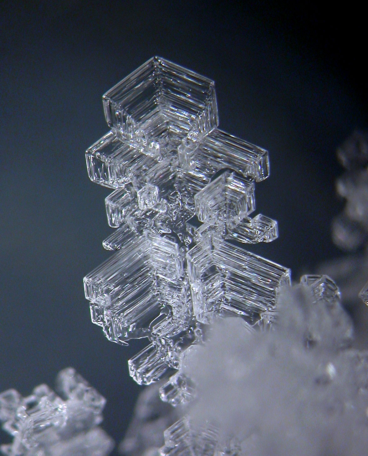 Кристаллические продукты. Кристаллы льда. Кристаллики льда. Кристаллы снега. Ледяные Кристаллы.